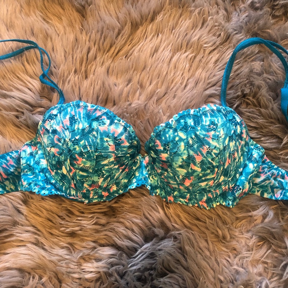 VICTORIAS SECRET BRA 32B -light push up/